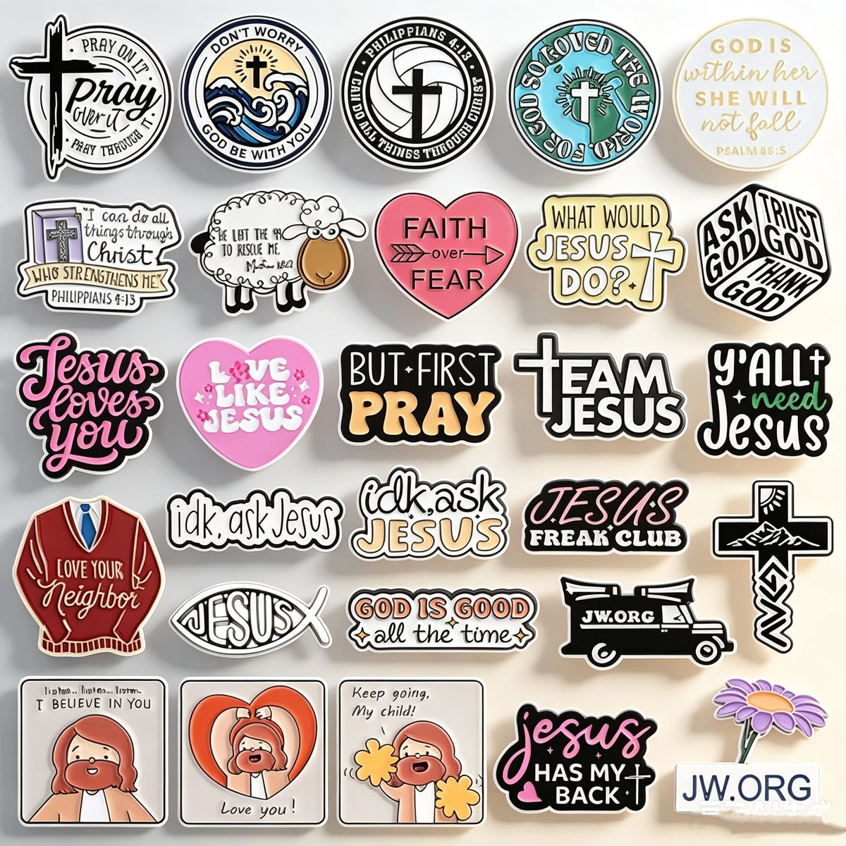 Collection de pins et badges épinglés avec des phrases et symboles chrétiens comme Jésus t'aime