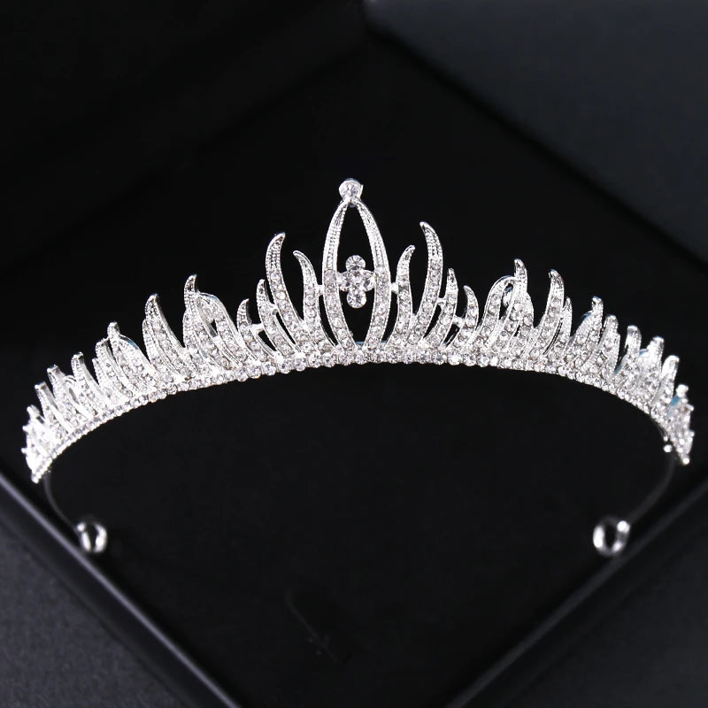 Tiare et couronne en strass de cristal brillant présentée dans une boîte noire.