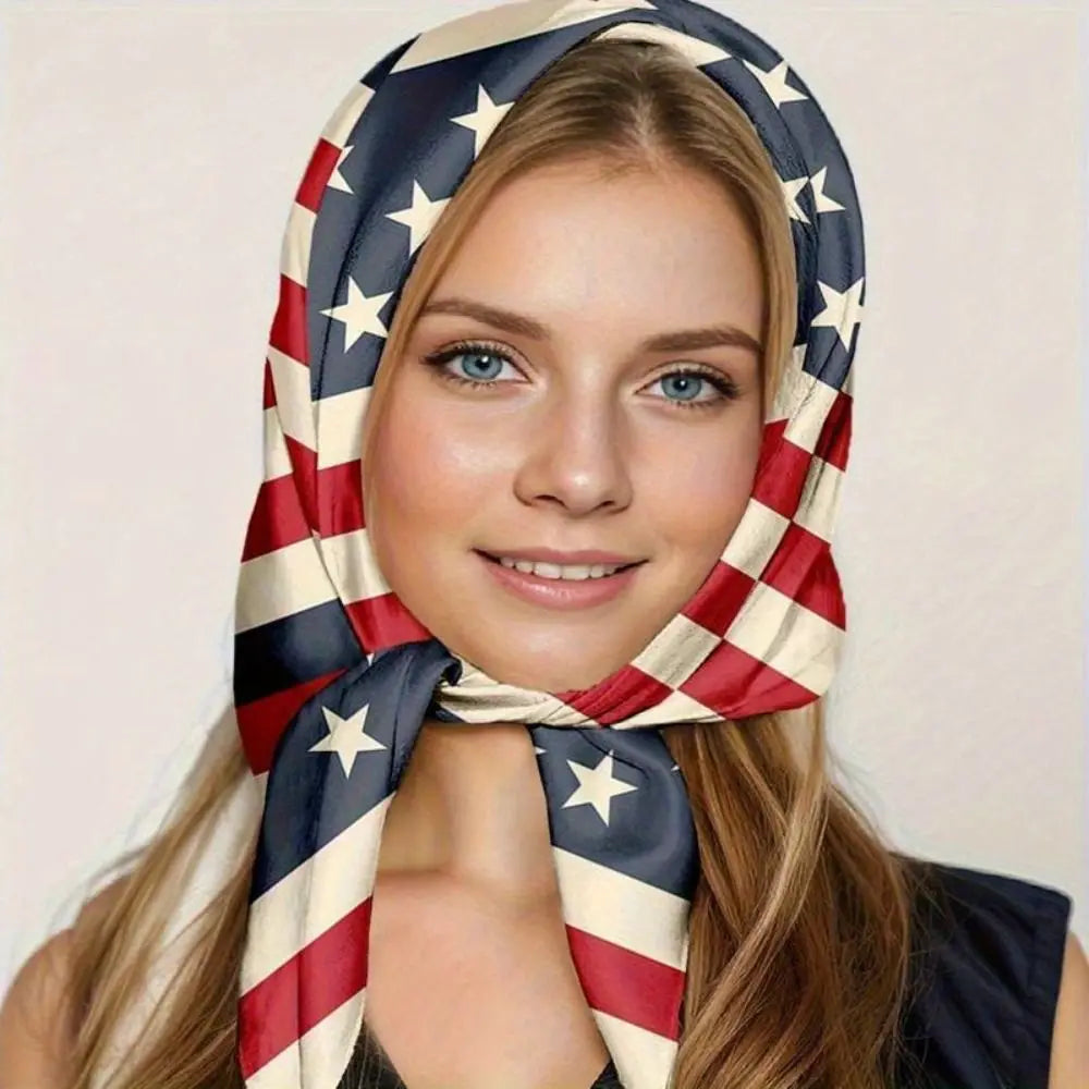 Una joven modela un pañuelo cuadrado con el patrón de la bandera de Puerto Rico.