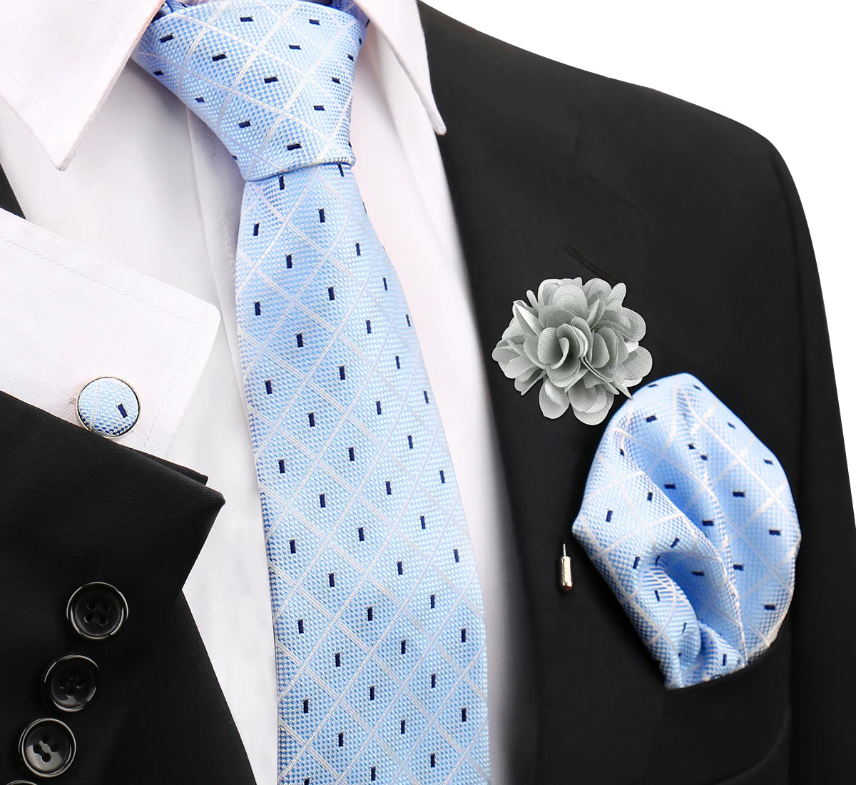 Helles blau gemustertes Krawatte und eine graue Blumen-Anstecknadel auf einem schwarzen Sakkojacke.