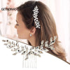 Un accessoire de coiffure de mariée en forme de nœud de fées avec un peigne en cristal.