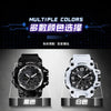 Une paire de montres sport numériques doubles homme noir et blanc sur fond sombre.
