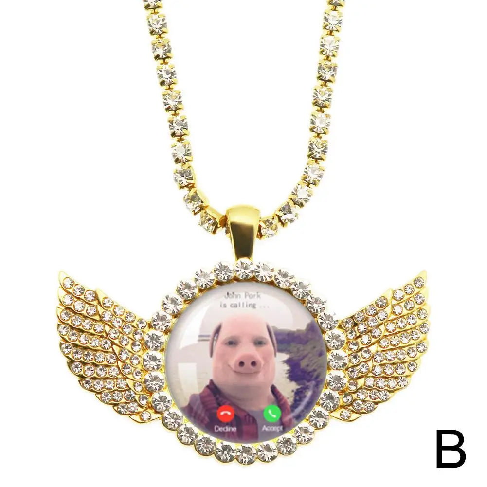 Collar con dije de cerdo gracioso y alas de ángel dorado.