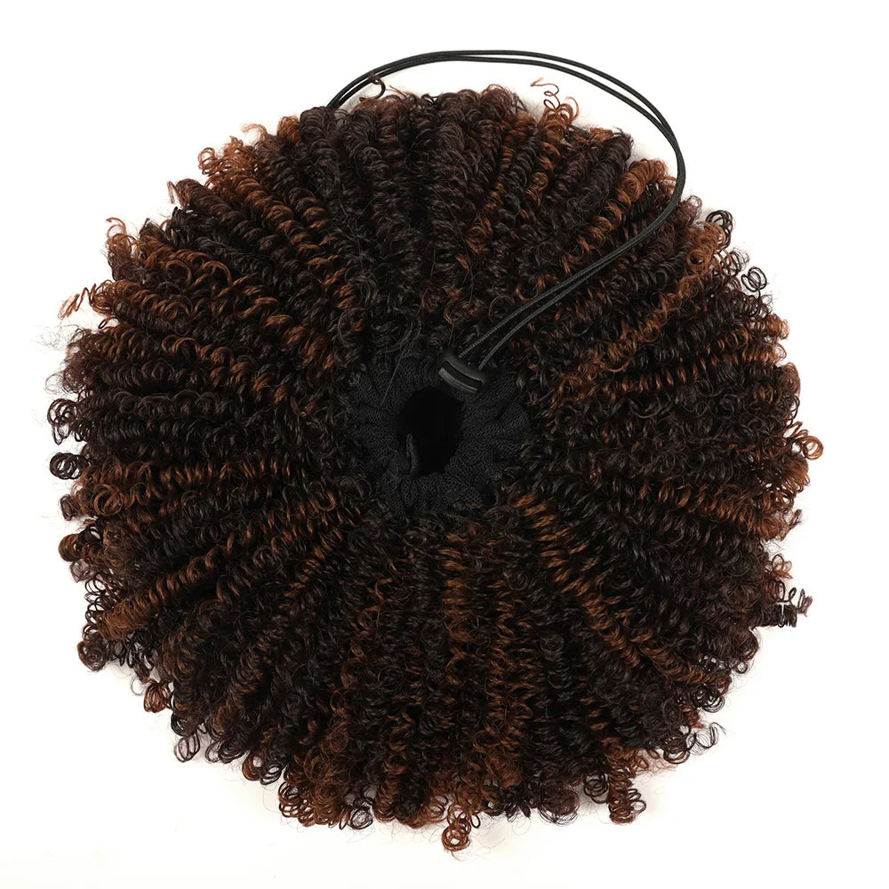 Dunkelbraue, lockige Haarverlängerung im Afro-Puff-Chignon mit schwarzem Elastikband.