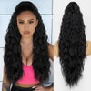 Une femme modélise de longues extensions de cheveux noirs, ondulés et volumineux.