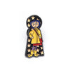 Broche émail noire avec un personnage de dessin animé stylisé, cheveux bleus et vêtements jaunes entourés d'étoiles.
