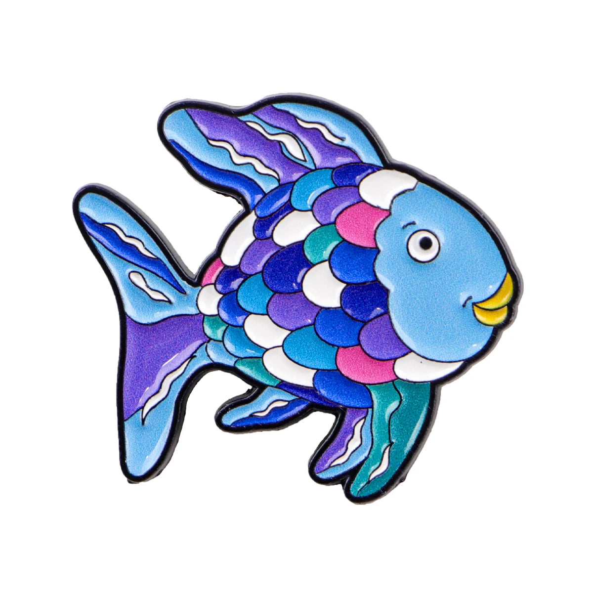 Broche émaillée colorée en forme de poisson avec des écailles bleues, violettes et roses irisées.
