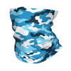 Un cuello camuflado azul y blanco usado alrededor del cuello.