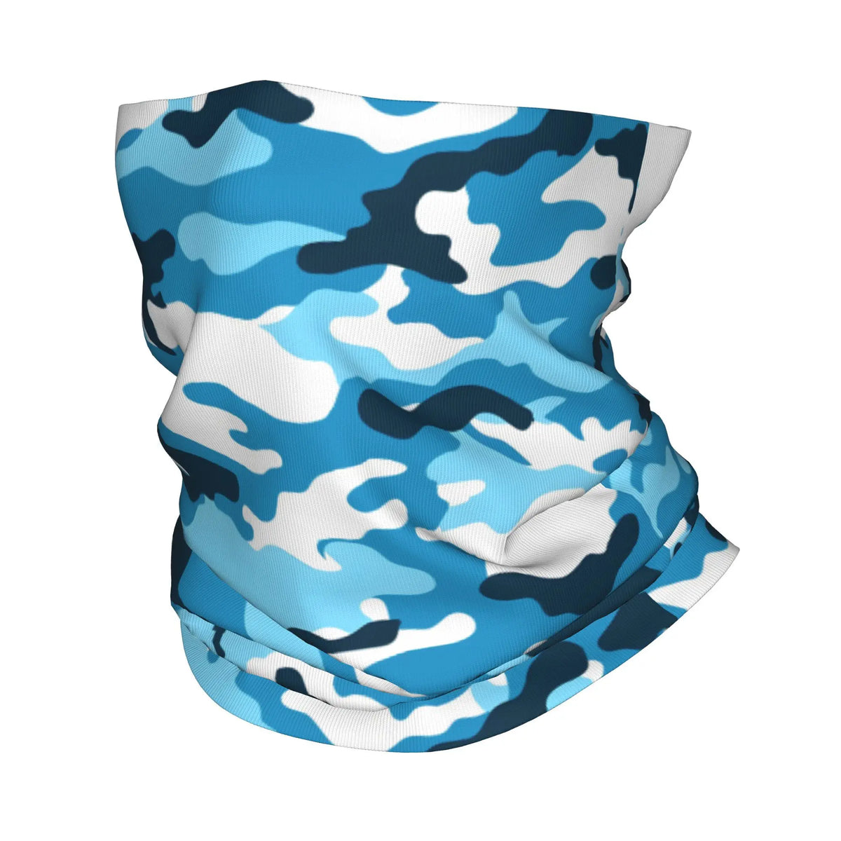 Un cuello camuflado azul y blanco usado alrededor del cuello.