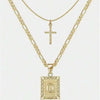 Chaîne en or avec pendentif croix et charm de lettre carrée