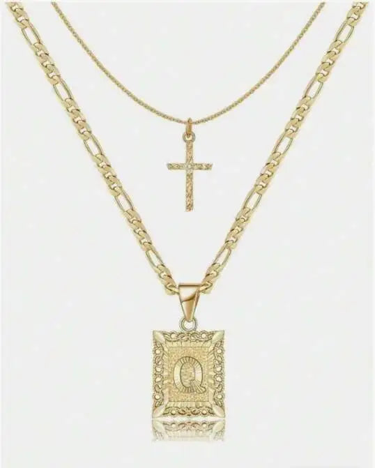 Chaîne en or avec pendentif croix et charm de lettre carrée