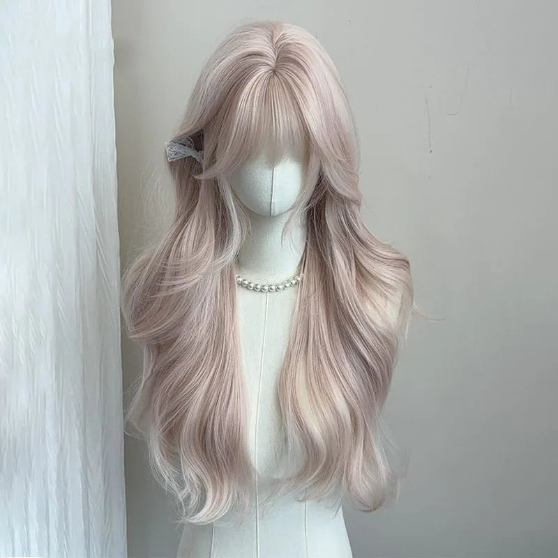 Una peluca sintética larga y fluida de color rosa claro con flequillo exhibida en un maniquí.
