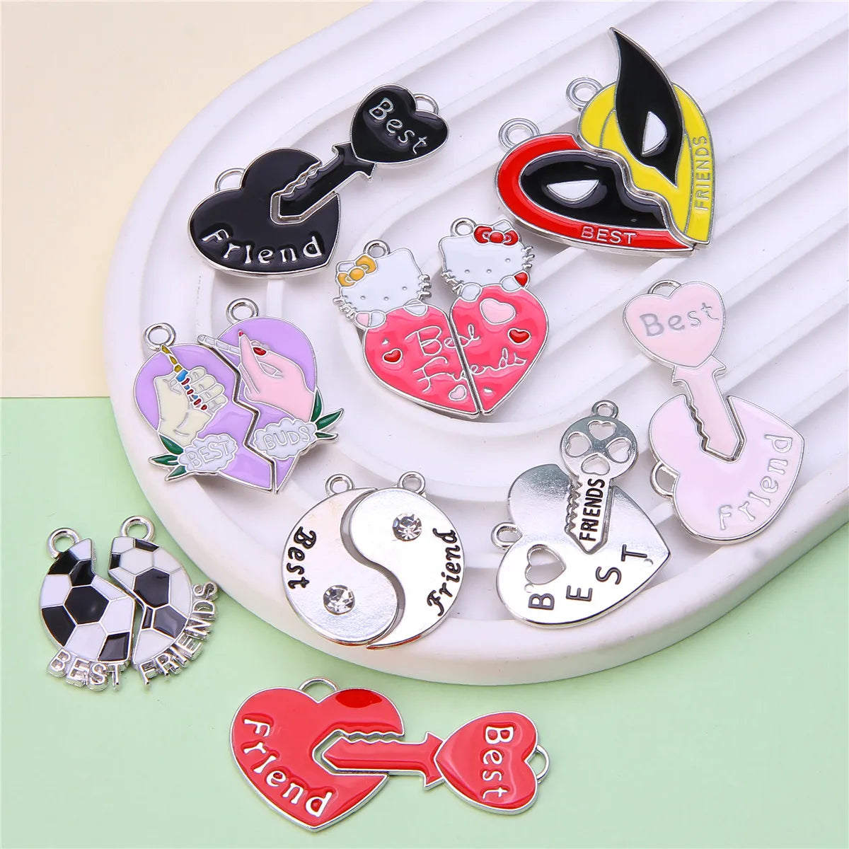 Colección de colgantes de collares de amistad con corazones, llaves y símbolos como 'Mejor' y 'Mejor Amigo'.