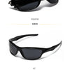 Schwarze Sonnenbrille in positiven und seitlichen Ansichten im Vintage Y2K Punk-Stil.