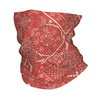 Primer plano de tela de bufanda cuello (neck gaiter) estilo chicano paisley roja.