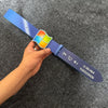 Una mano sostiene un cinturón de impresión de computadora azul con un logotipo colorido de Windows y una pantalla digital que