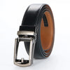 Ceinture à mâchoire en cuir véritable noir avec boucle argentée, vue de côté.