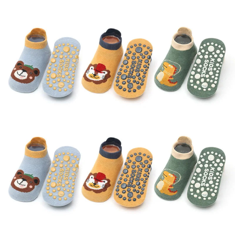 Ein Set von sechs Baumwollsocken mit verschiedenen Cartoon-Tiermustern wie Bären, Löwen und Tigern.