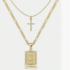 Collier en forme de lettre E dorée avec un pendentif croix sur une chaîne délicate