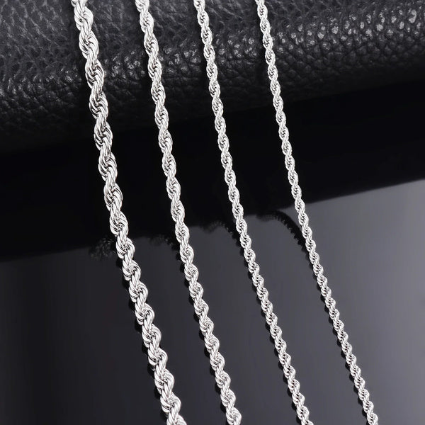 Rapproché d'une chaîne de perles en argent suspendue sur un fond sombre.
