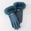 Ein Paar dunkelblaue wasserdichte Fleece-Handschuhe mit flauschigen grauen Pelzmanchetten.