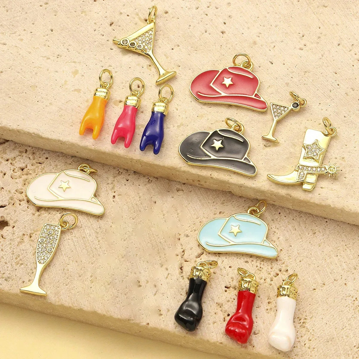 Collection de charms de bijoux DIY en cuivre pour la mode, avec diverses formes et couleurs, y compris un verre à martini, un