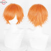 Primer plano de una vibrante peluca naranja con flequillo en un maniquí blanco.