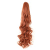 Una larga y fluida pieza de cabello castaño rojizo, peinada en una coleta suelta.