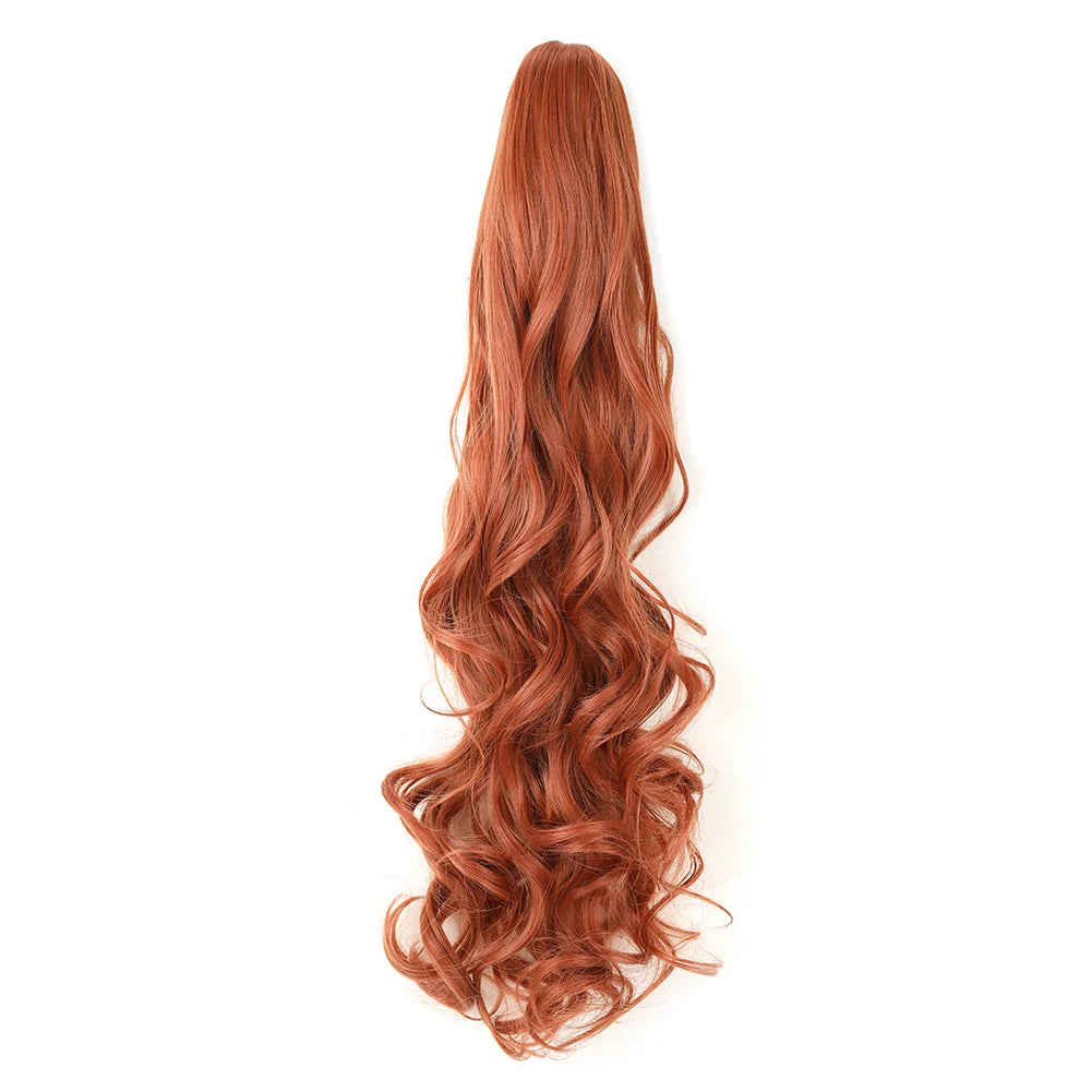 Una larga y fluida pieza de cabello castaño rojizo, peinada en una coleta suelta.