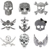 Colección de broches con calaveras de plata y pedrería, incluyendo calaveras, anclas y alas.