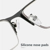 Gros plan de lunettes de lecture photochromiques haut de gamme avec embouts en silicone.