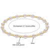 Une rangée de petites perles blanches rondes sur un bracelet doré avec une épaisseur de placage de 2 mm.