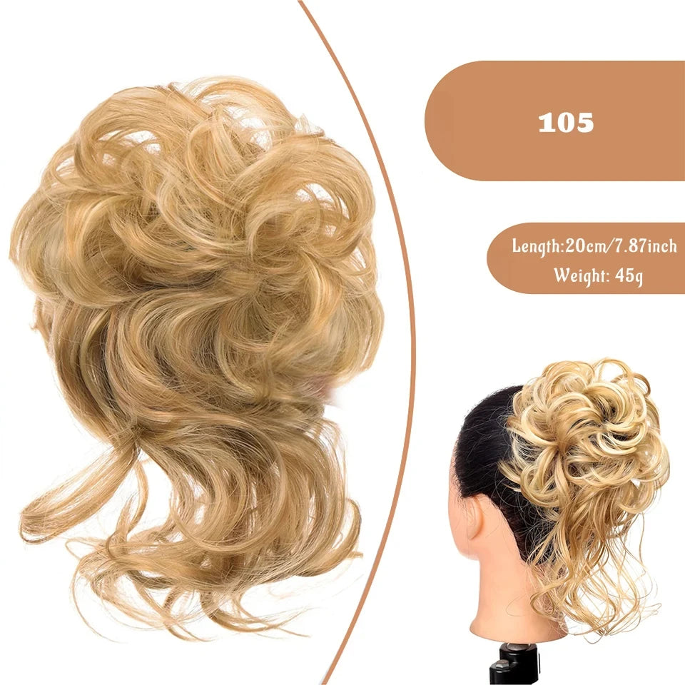 Ein Bund blondes, gewelltes synthetisches Haar in lockerer Form und einem gestylten Dutt auf einem Mannequin-Kopf.