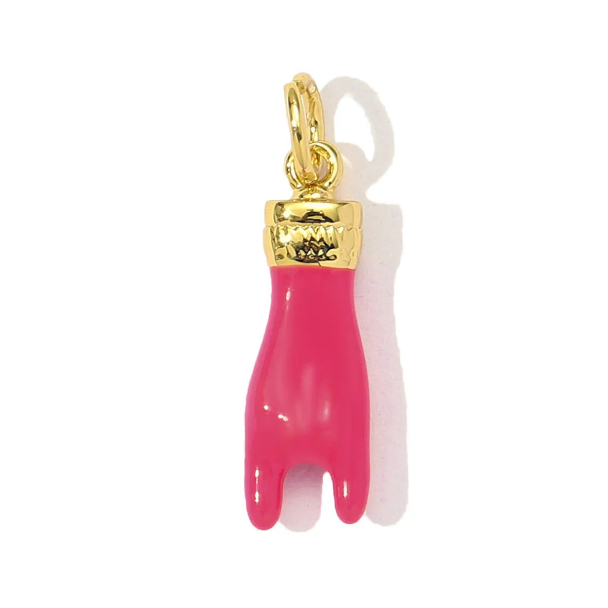 Un charm de couleur or avec un pendentif en forme de main rose vif.