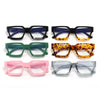 Colección de monturas de gafas cuadradas vintage en estampado leopardo negro, azul, naranja, rosa y plástico transparente.