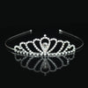 Tiara y corona de princesa de cristal brillante, accesorios para el cabello, exhibidos en una superficie negra reflectante.