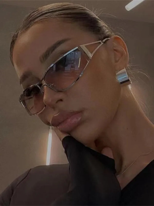 صورة مقربة لامرأة ترتدي نظارات شمسية عاكسة بتدرج من طراز ستيم بانك.