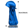 Durag bandana de seda azul brillante doblada y exhibida contra un fondo blanco.