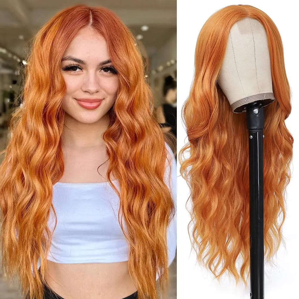 Una mujer con cabello naranja ondulado y largo vistiendo una blusa blanca junto a una exhibición de pelucas sintéticas.