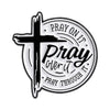 Broche émail noir et blanc avec une croix et le texte : Prie dessus, prie par-dessus, prie à travers.