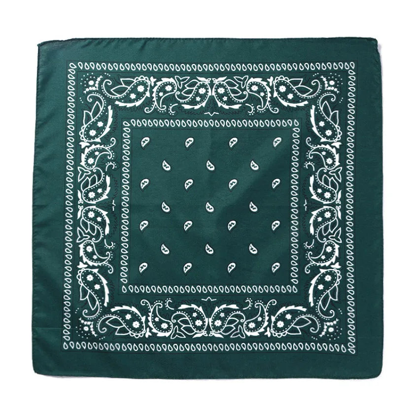 Pañuelo oscuro verde con estampado paisley blanco y patrones geométricos.