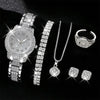 Set anspruchsvoller Quarzkristall-Armbanduhren und eine Halskette auf schwarzem Hintergrund