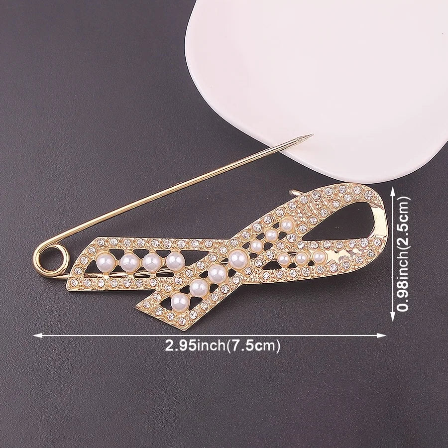 Goldene Modebrosche zur Gürtelschnalle mit Diamanten und Perlenbesatz.