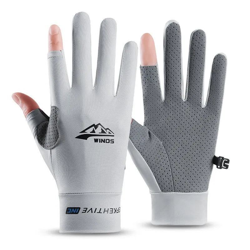 Gants de chevauchement en soie de glace gris et blanc avec protection UV, sur fond blanc.