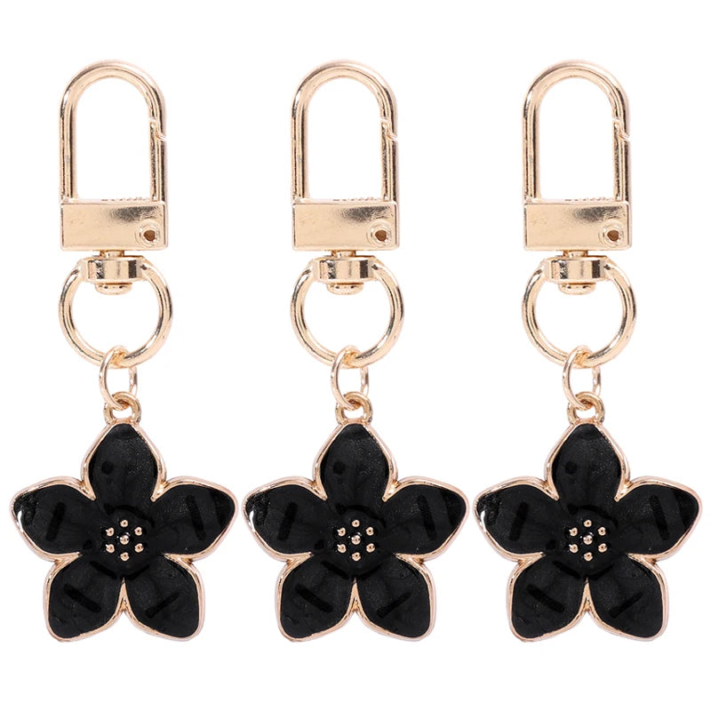 Llavero floral dorado con dije de flor negra para llaves y bolsos