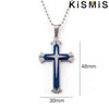 Colgante de cruz de acero inoxidable con detalle de esmalte azul y cadena de plata.