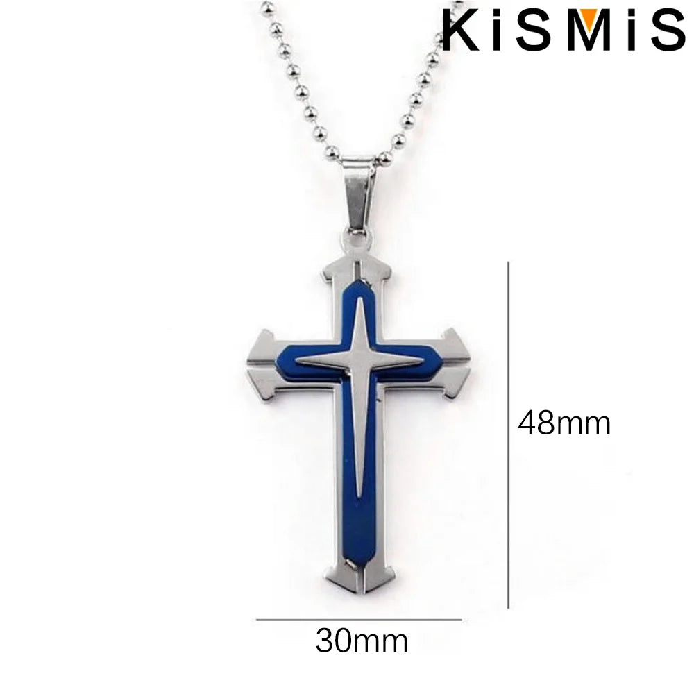 Colgante de cruz de acero inoxidable con detalle de esmalte azul y cadena de plata.