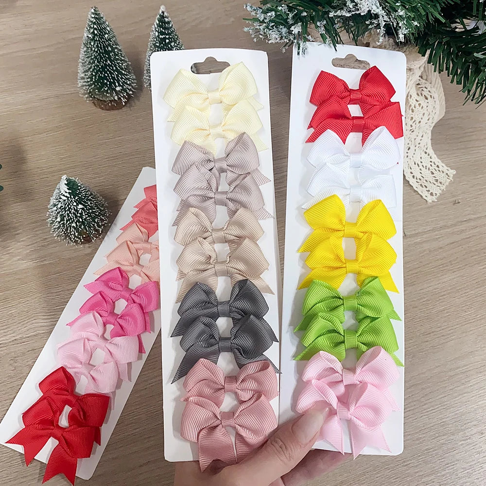 Un set de pinzas para el pelo con lazos de colores sólidos para niños en varios tonos, incluyendo amarillo, rosa, rojo y verd