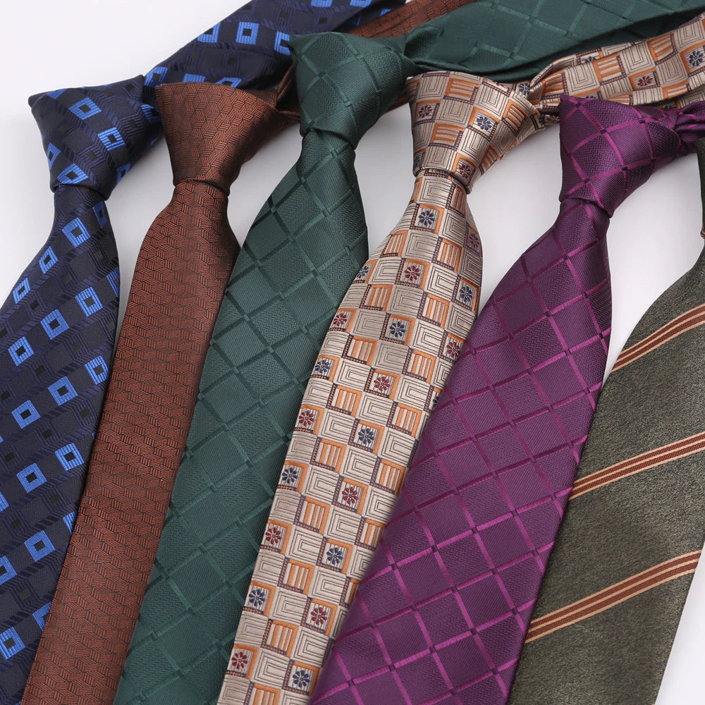 Eine Kollektion von Herren-Einstecktuch-Krawatten aus festem Twill mit Streifen in verschiedenen Farben wie Marineblau, Braun