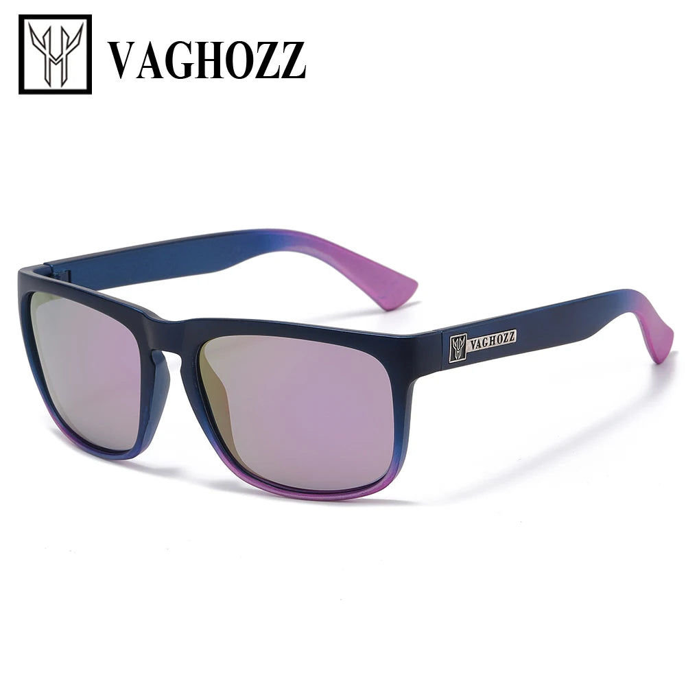 Lunettes de soleil à dégradé violet et bleu avec monture foncée sur fond blanc.